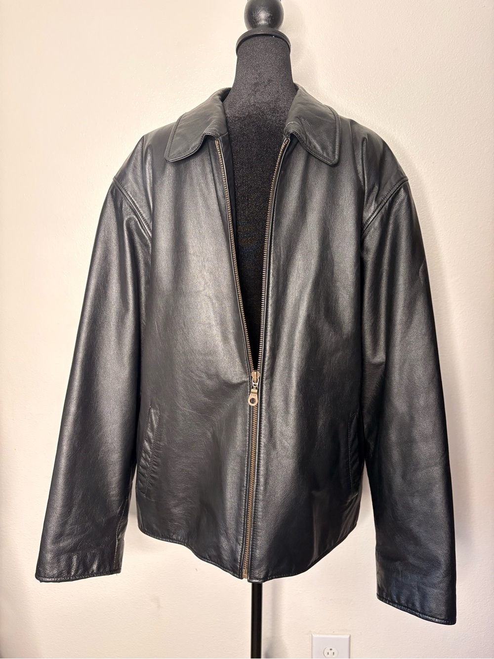 Wilda Black Leather Bomber Jacket LARGE in men’s